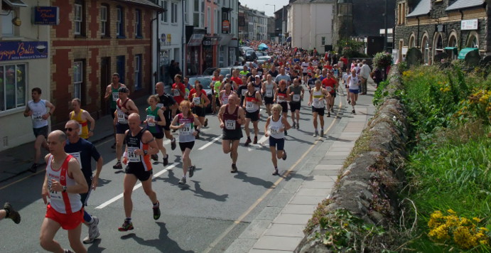 runners-on-high-street.jpg